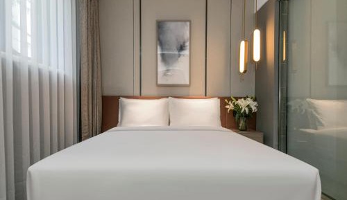 Business Queen Room