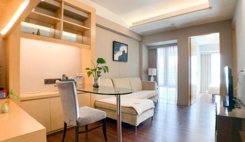 King Suite with Pool View
