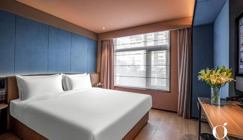 Sunshine Deluxe King Room