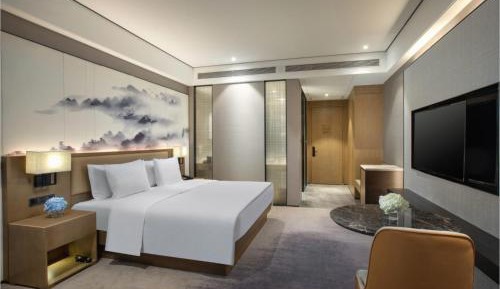 Deluxe Queen Room