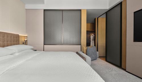 King Suite with Mountain View