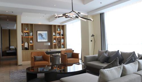 One-Bedroom Ambassador King Suite with Lake view