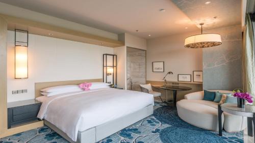 Deluxe Lake View King Room
