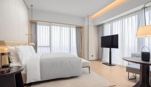 One-Bedroom King Suite - Club Lounge Access