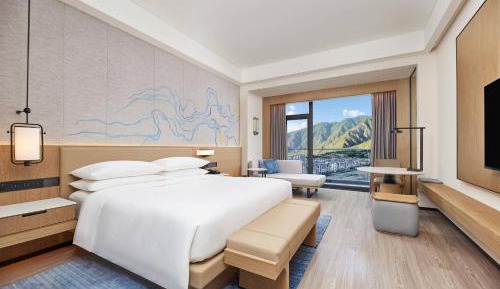 Executive Panorama King Room with Balcony and City View