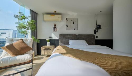 Deluxe Queen Room