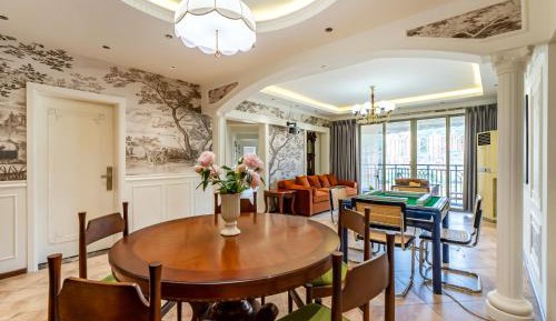 Five-Bedroom Deluxe Apartment