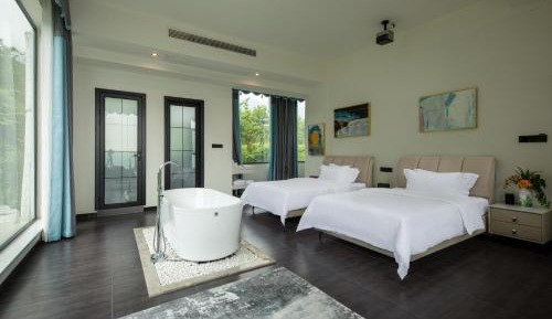 Standard Twin Room with Mountain View