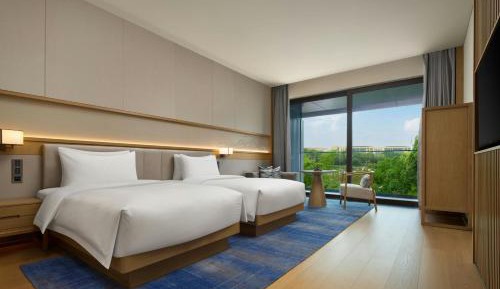 Twin Room with Two Twin Beds, Lake View and Balcony