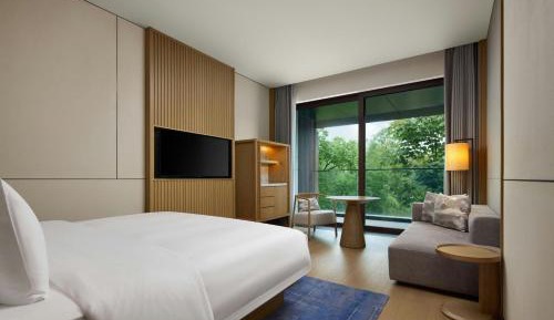 Queen Room with Lake View and Balcony