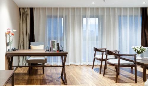 Deluxe Queen Room