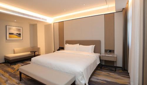 Deluxe Queen Room