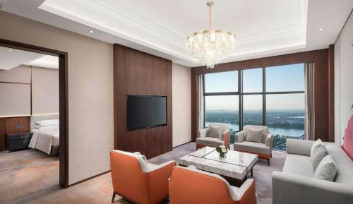 Deluxe King Suite with Club Lounge Access