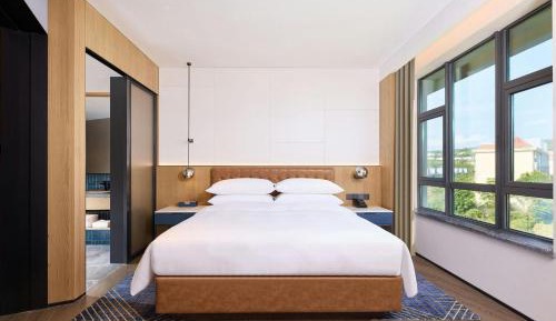 King Suite with Garden View