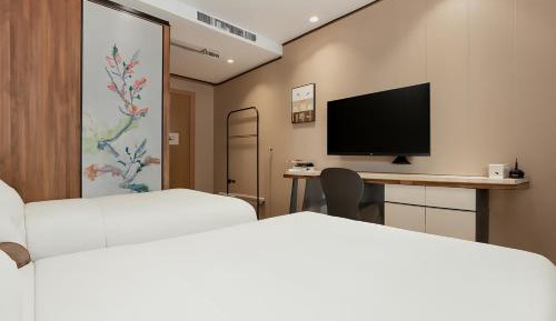 Deluxe Queen Room
