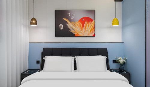Queen Room with Shared Bathroom