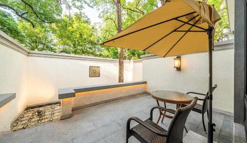 Courtyard Suite