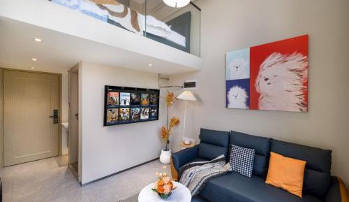One-Bedroom Loft Apartment with One Queen Bed