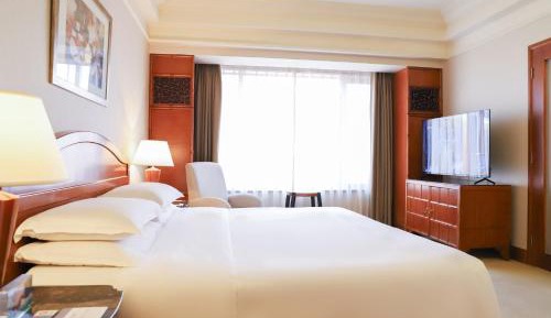 Deluxe King Suite with City View