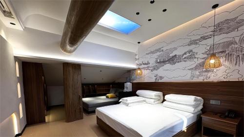 Deluxe Room (2 Adults + 1 Child)