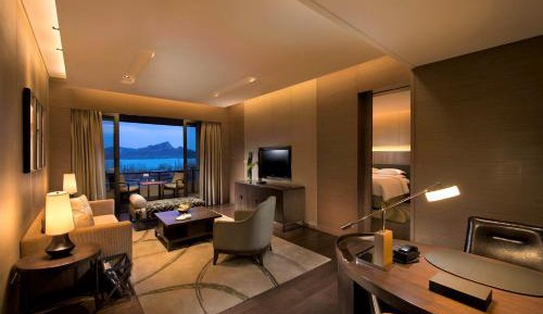 One-Bedroom King Suite - Lounge Access