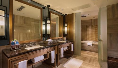 One-Bedroom Deluxe King Suite with Lounge Access