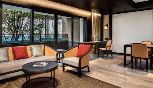 Duplex Family Room with Courtyard View - Lounge Access