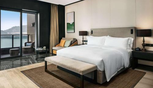 Deluxe King Room with Balcony and Lake View