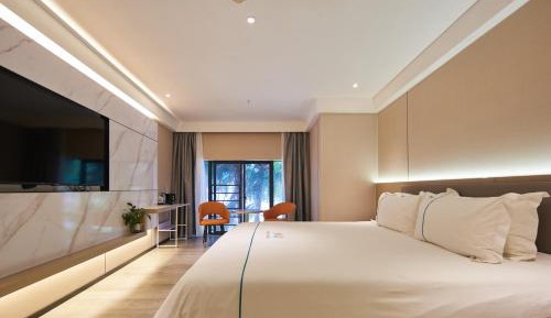 Deluxe Queen Room