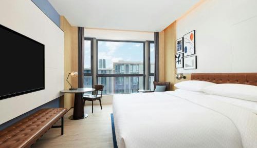 Elegant King Room with City View
