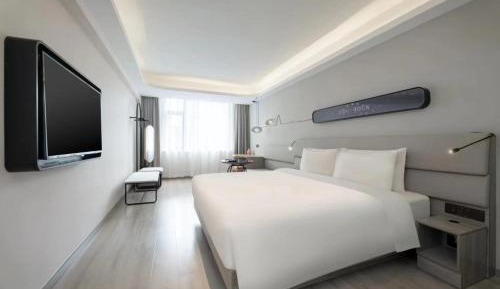 Super Queen Room 
