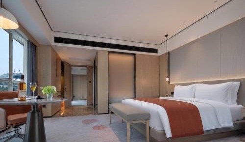  Howard Johnson Suite