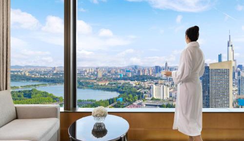 Deluxe Lake View King Room