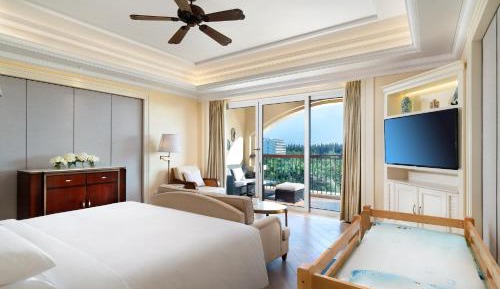 Family Room, Guest room, 1 King, Garden view, Balcony 