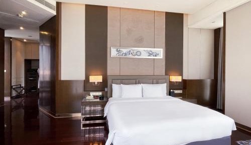 Deluxe King Suite with Living and Dining Area
