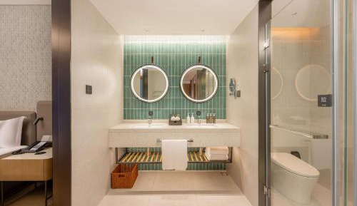 One-Bedroom Suite with Study Area