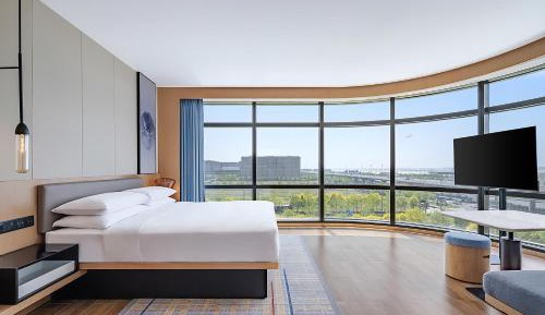 Business King Suite with City View