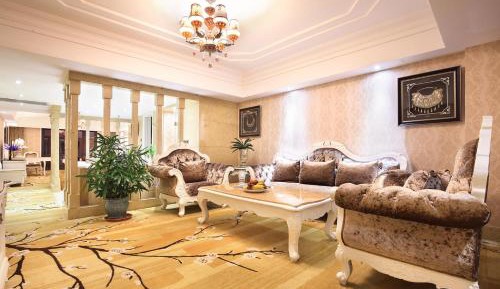 Suite with Mountain View