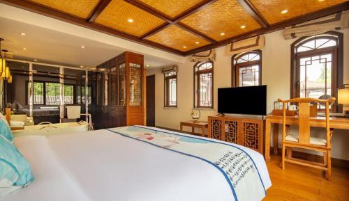 Deluxe Queen Room