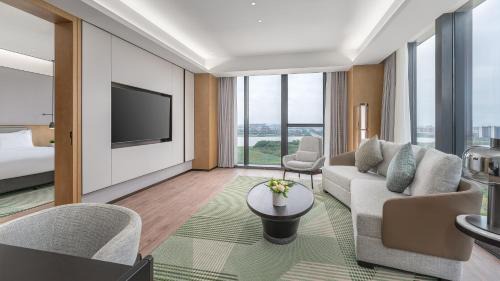 One-Bedroom Suite with Lake View