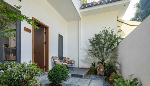 Courtyard Queen Room
