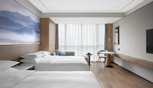 Deluxe Guest Room with 2 Double, City view