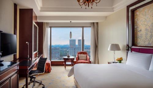 Horizon Deluxe King Room with Riverview