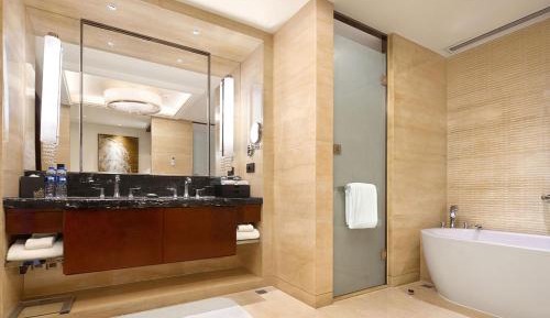 One-Bedroom Suite Lounge Access
