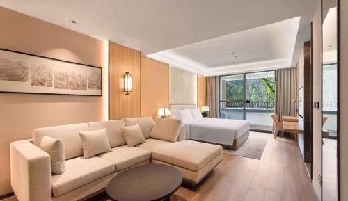 Deluxe King Room with Garden View