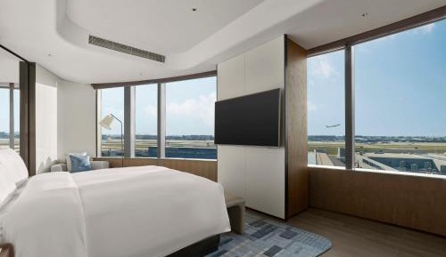 Premium King Suite - Airport View
