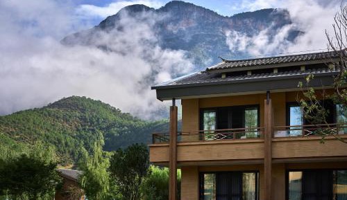 Premium King Room with Mountain View