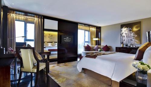 One-Bedroom Suite with Living and Dining Area