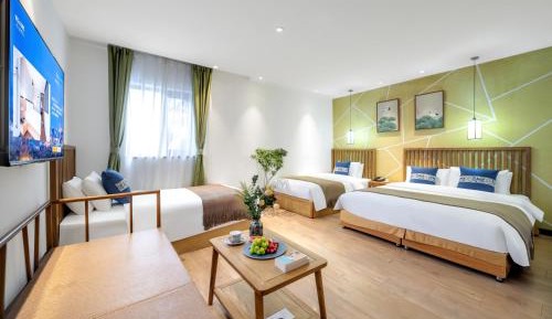 Chinese Classic Family Room with One King Bed and Two Single Beds