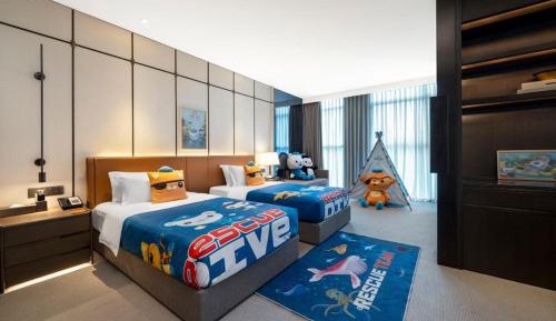 Family Room with Undersea Small Group
